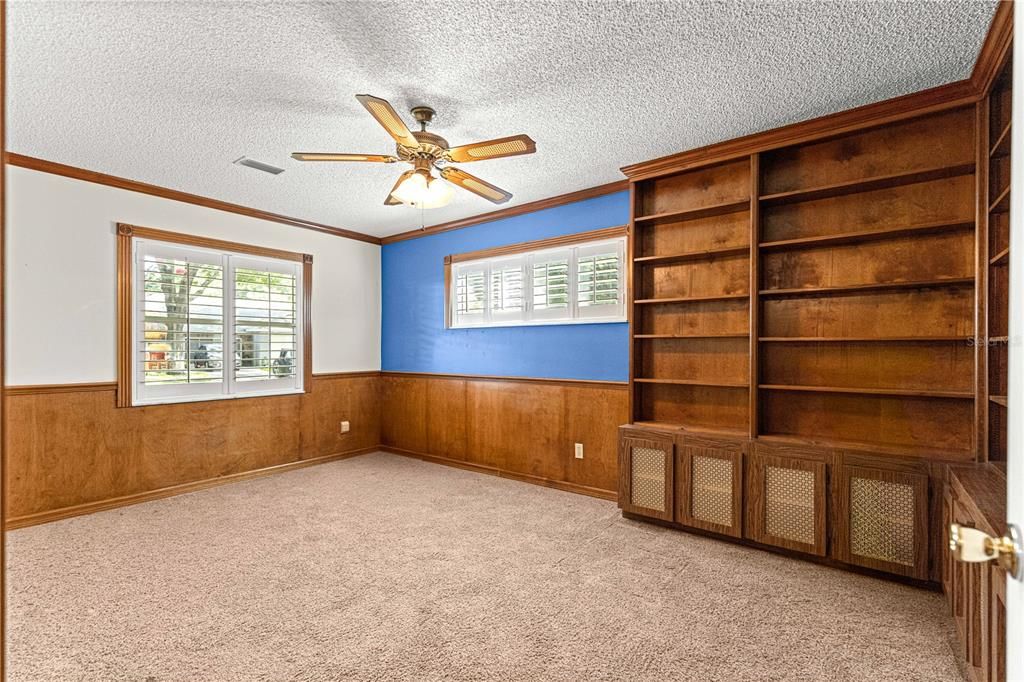 For Sale: $189,900 (2 beds, 2 baths, 1723 Square Feet)