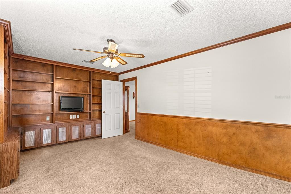 For Sale: $189,900 (2 beds, 2 baths, 1723 Square Feet)