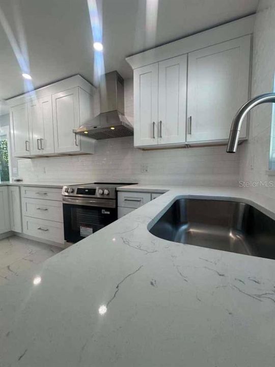 Active With Contract: $2,700 (3 beds, 2 baths, 1369 Square Feet)