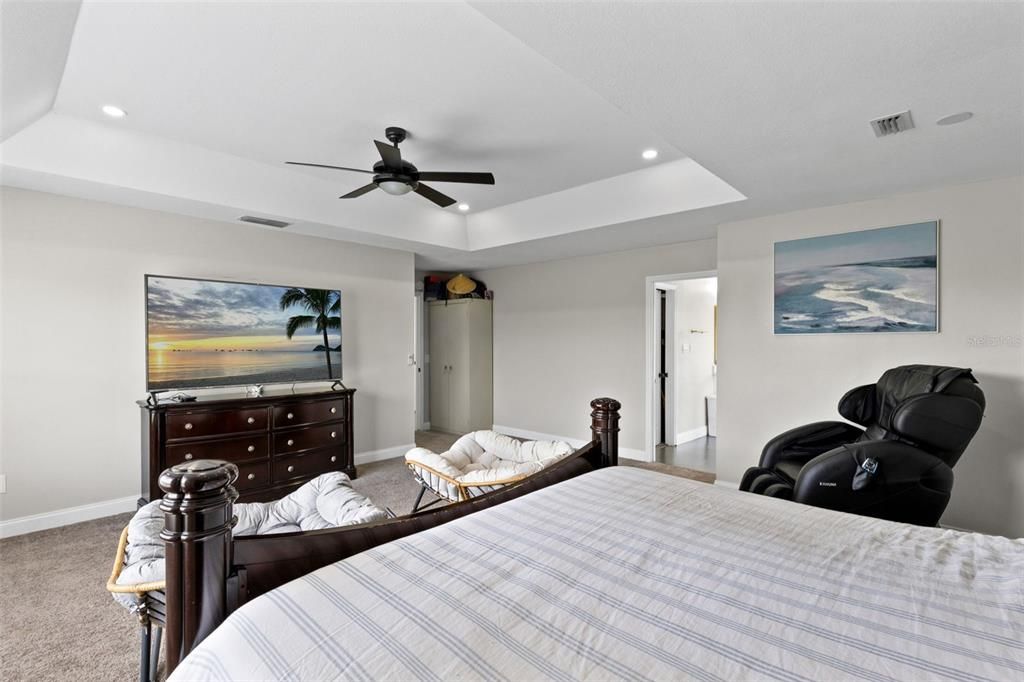 For Sale: $825,000 (6 beds, 5 baths, 3958 Square Feet)