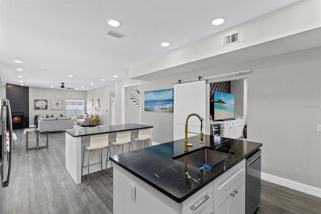 For Sale: $825,000 (6 beds, 5 baths, 3958 Square Feet)