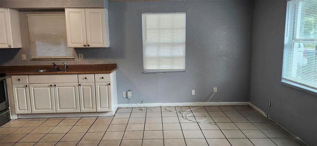 For Rent: $1,350 (2 beds, 1 baths, 741 Square Feet)