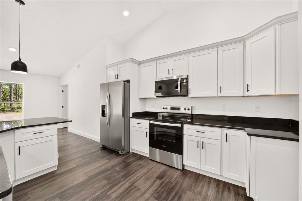 Activo con contrato: $309,900 (4 camas, 2 baños, 1790 Pies cuadrados)
