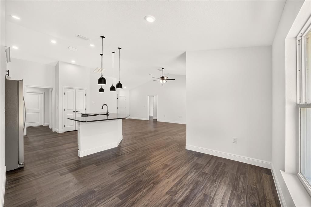 Activo con contrato: $309,900 (4 camas, 2 baños, 1790 Pies cuadrados)