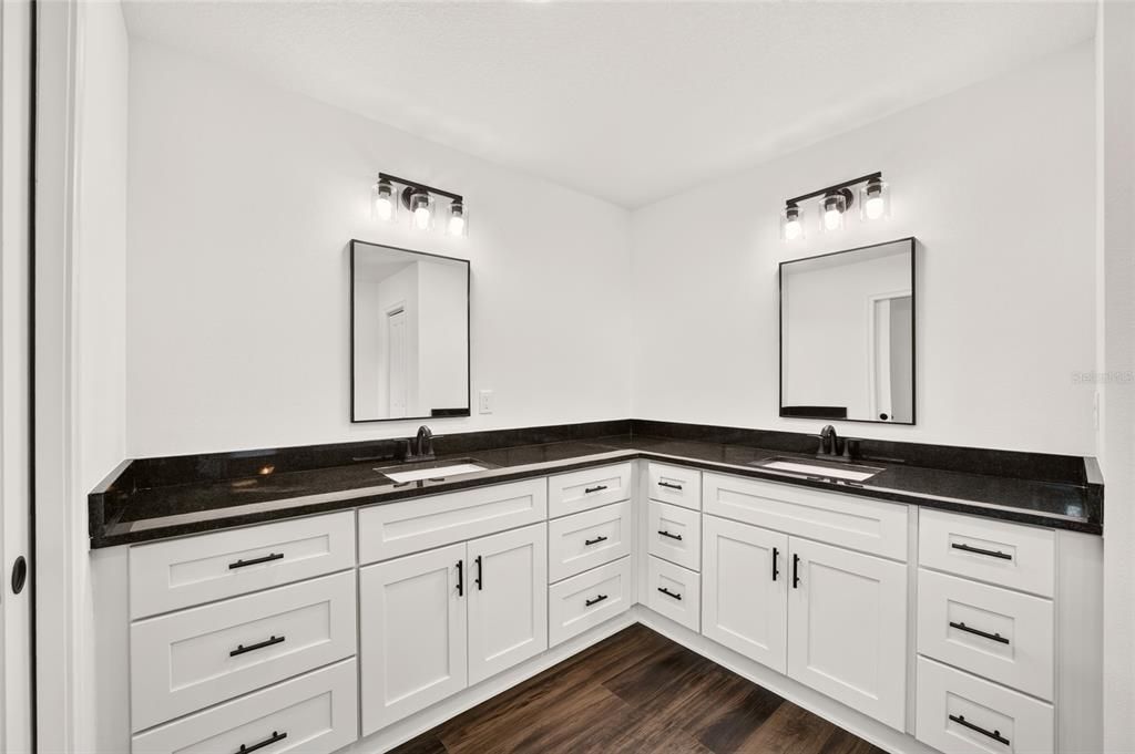Activo con contrato: $309,900 (4 camas, 2 baños, 1790 Pies cuadrados)