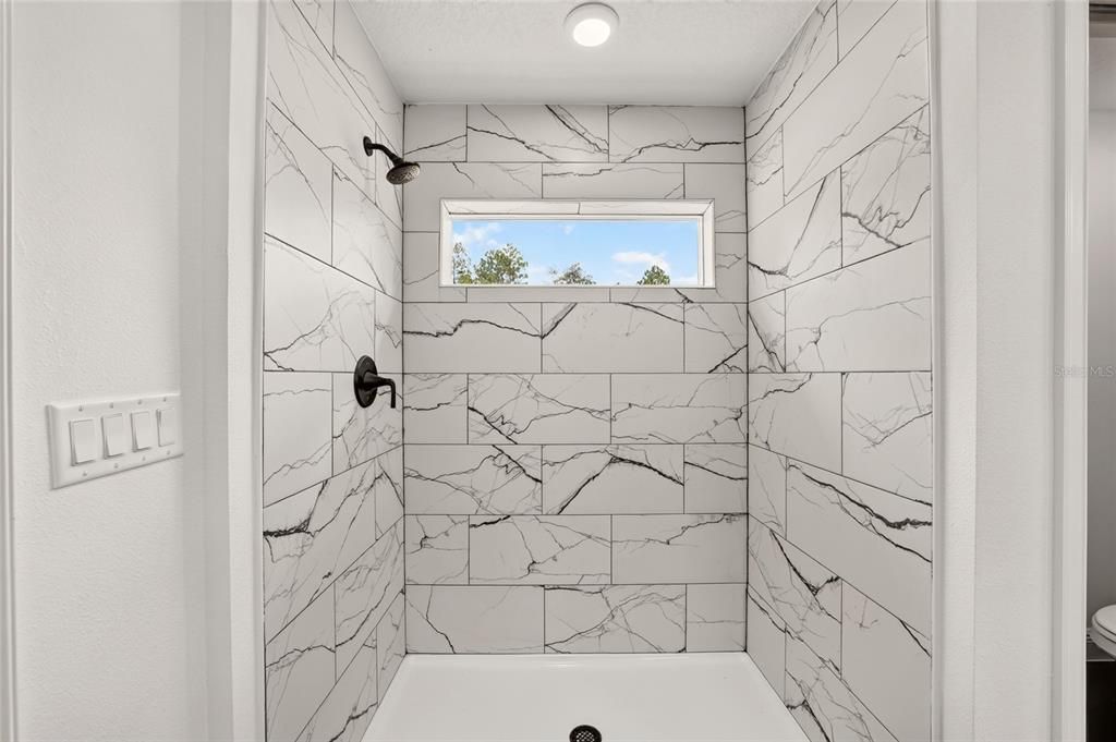 Activo con contrato: $309,900 (4 camas, 2 baños, 1790 Pies cuadrados)