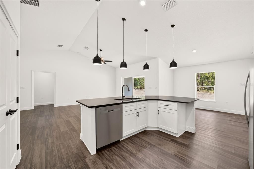 Activo con contrato: $309,900 (4 camas, 2 baños, 1790 Pies cuadrados)