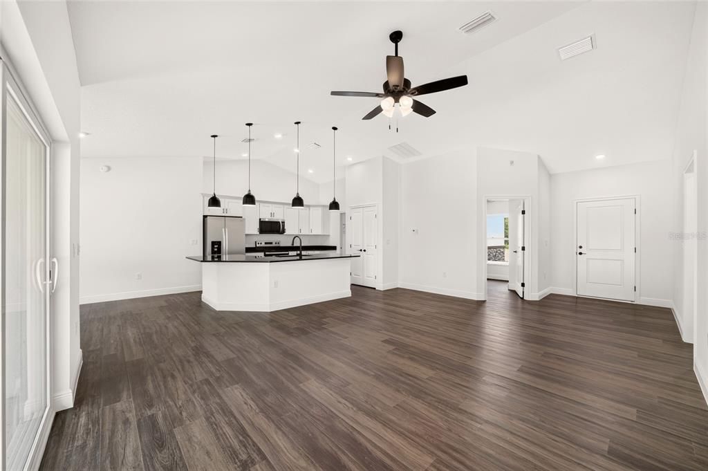 Activo con contrato: $309,900 (4 camas, 2 baños, 1790 Pies cuadrados)