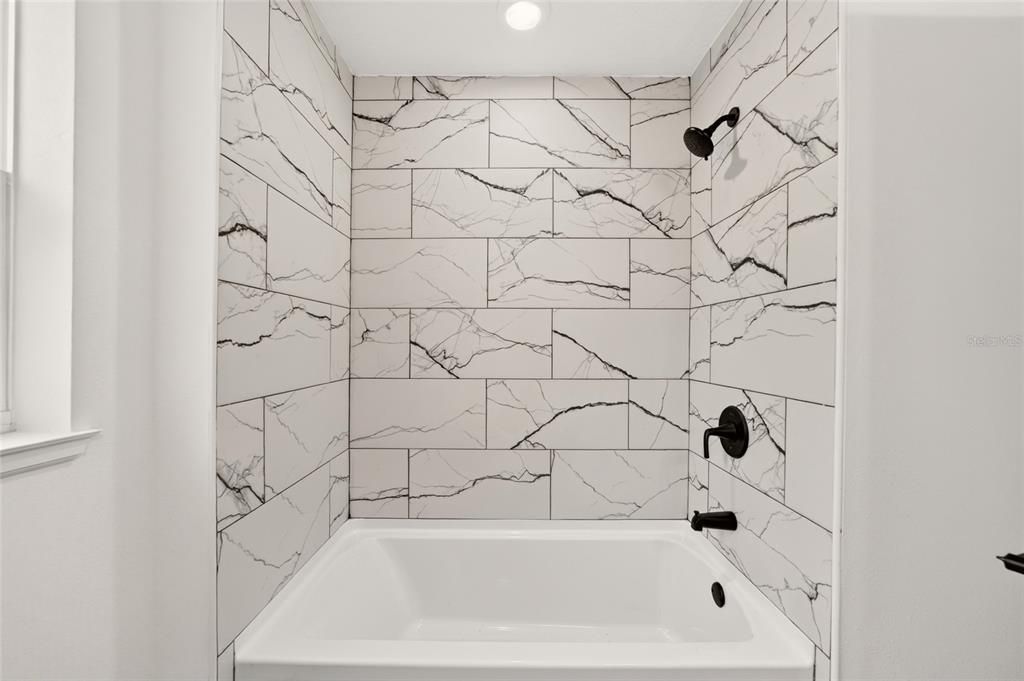 Activo con contrato: $309,900 (4 camas, 2 baños, 1790 Pies cuadrados)