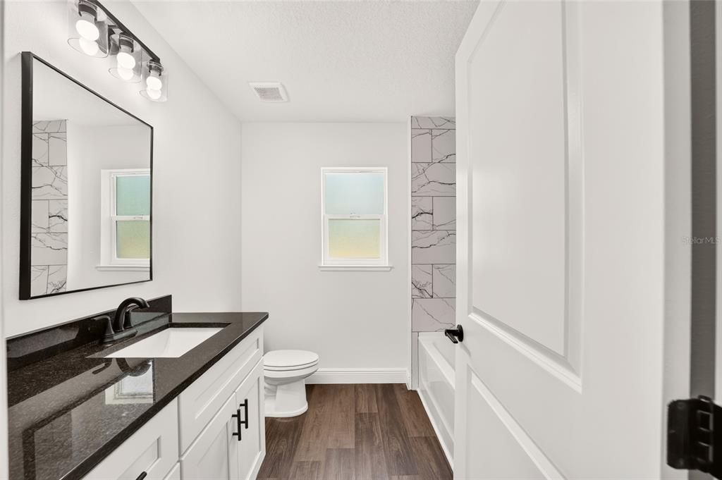 Activo con contrato: $309,900 (4 camas, 2 baños, 1790 Pies cuadrados)