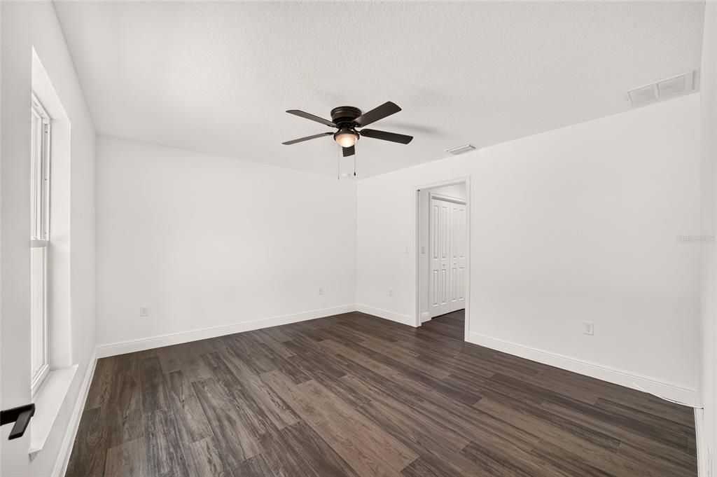 Activo con contrato: $309,900 (4 camas, 2 baños, 1790 Pies cuadrados)