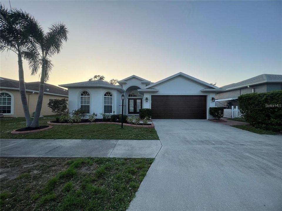 For Rent: $3,100 (3 beds, 2 baths, 1983 Square Feet)
