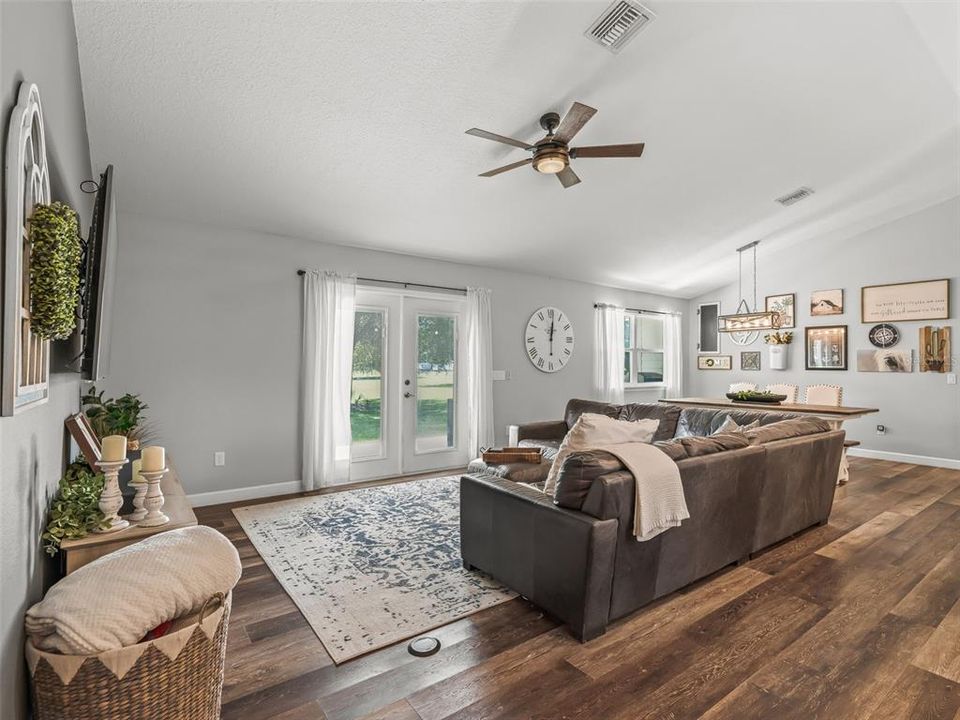 For Sale: $895,000 (3 beds, 2 baths, 1756 Square Feet)