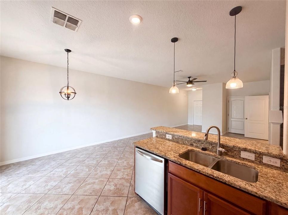 En Venta: $230,000 (3 camas, 2 baños, 1666 Pies cuadrados)