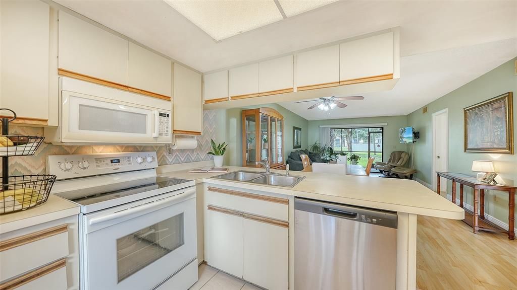На продажу: $189,000 (2 спален, 2 ванн, 983 Квадратных фут)