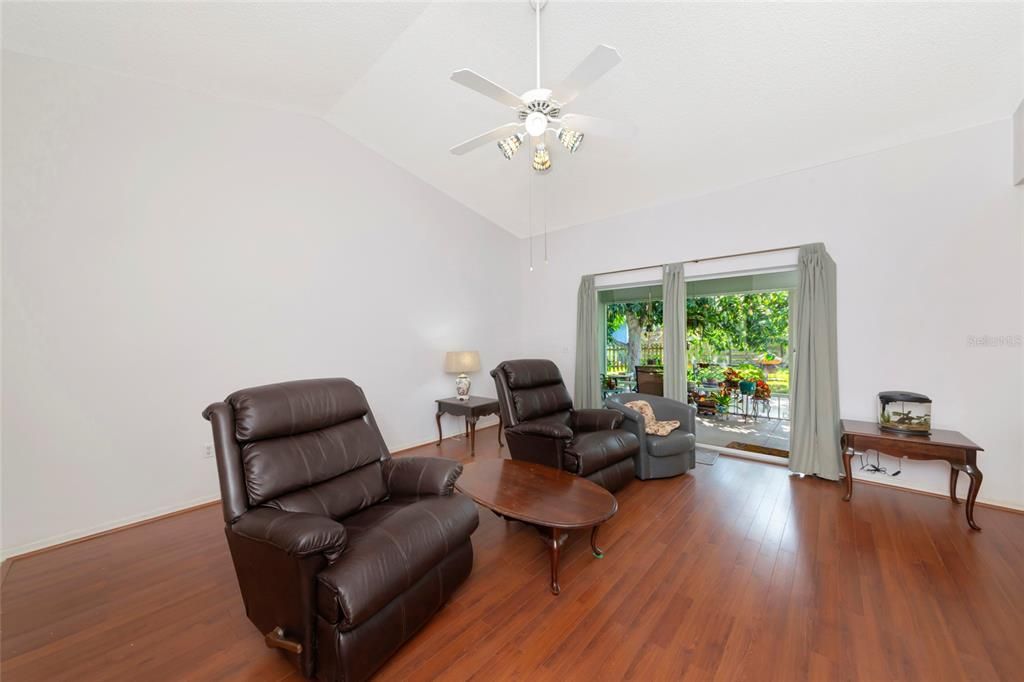 На продажу: $449,900 (4 спален, 2 ванн, 1755 Квадратных фут)