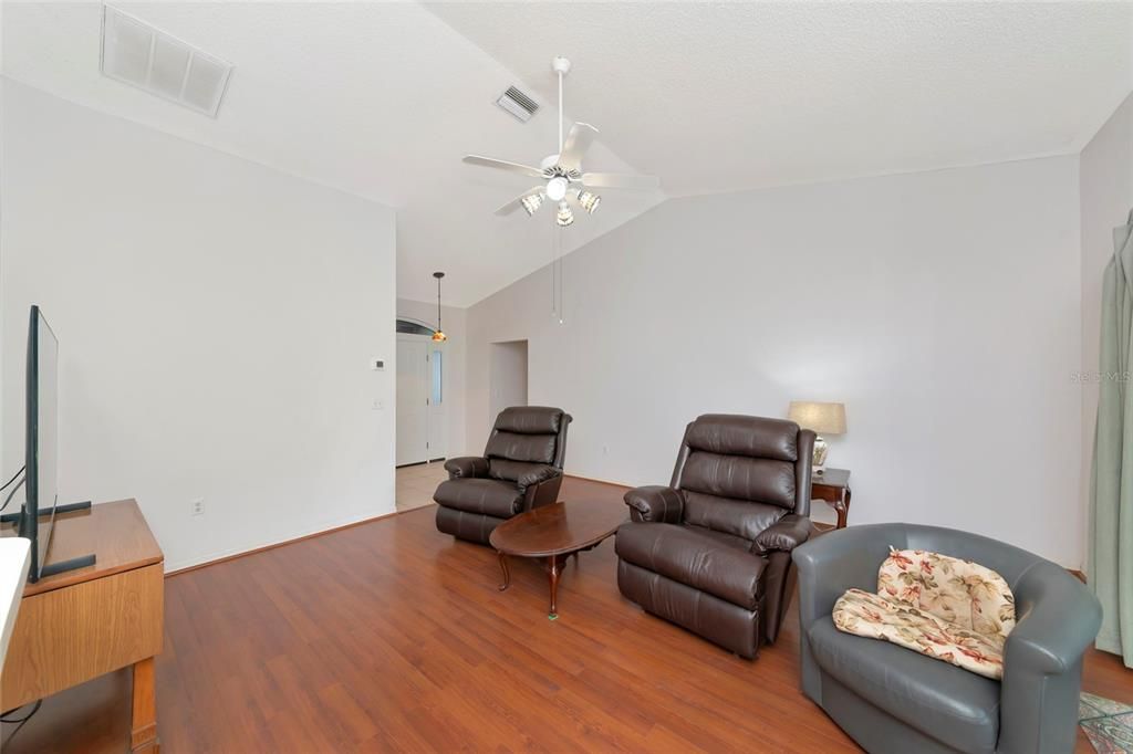 На продажу: $449,900 (4 спален, 2 ванн, 1755 Квадратных фут)