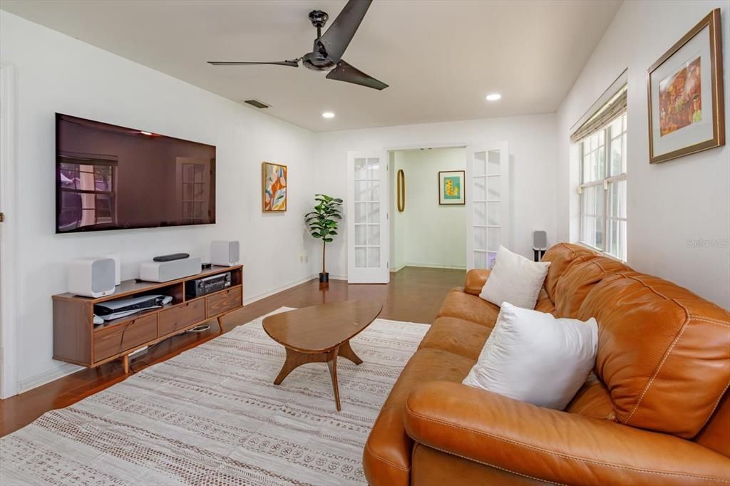 En Venta: $559,000 (3 camas, 3 baños, 1952 Pies cuadrados)