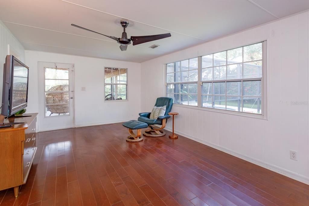 En Venta: $559,000 (3 camas, 3 baños, 1952 Pies cuadrados)