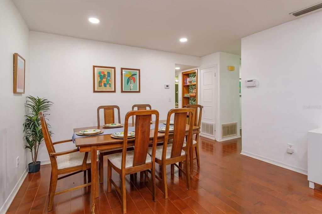 En Venta: $559,000 (3 camas, 3 baños, 1952 Pies cuadrados)