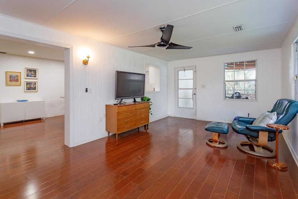 En Venta: $559,000 (3 camas, 3 baños, 1952 Pies cuadrados)