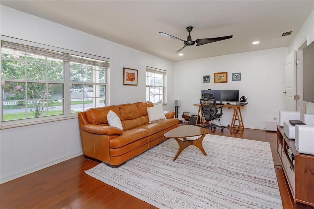En Venta: $559,000 (3 camas, 3 baños, 1952 Pies cuadrados)