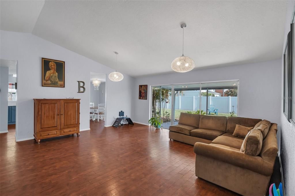 На продажу: $395,000 (3 спален, 2 ванн, 1420 Квадратных фут)