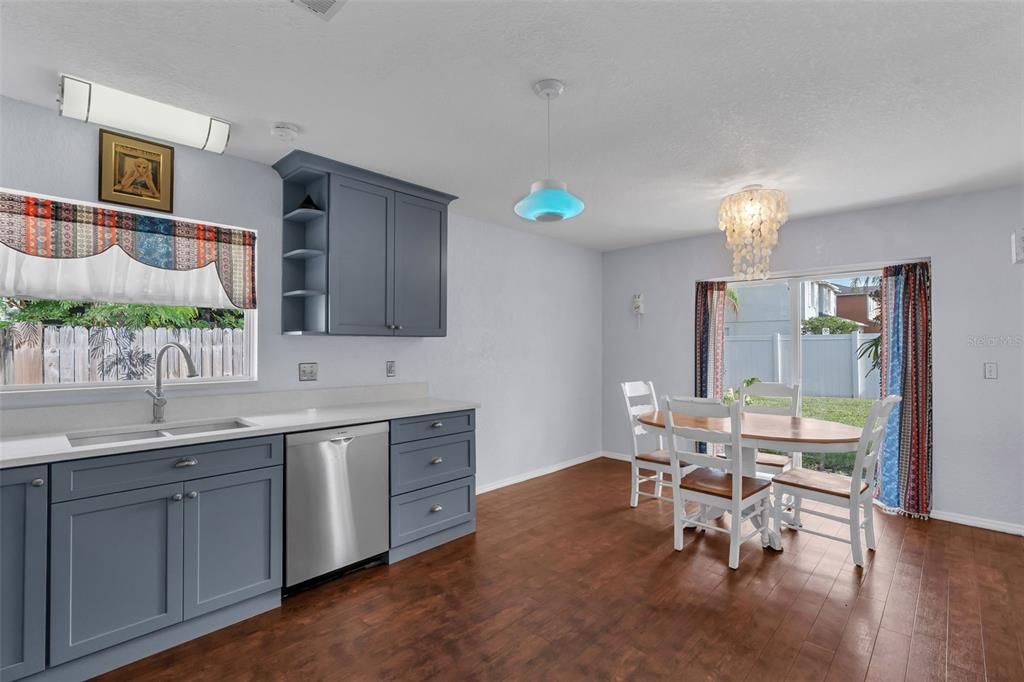 На продажу: $395,000 (3 спален, 2 ванн, 1420 Квадратных фут)