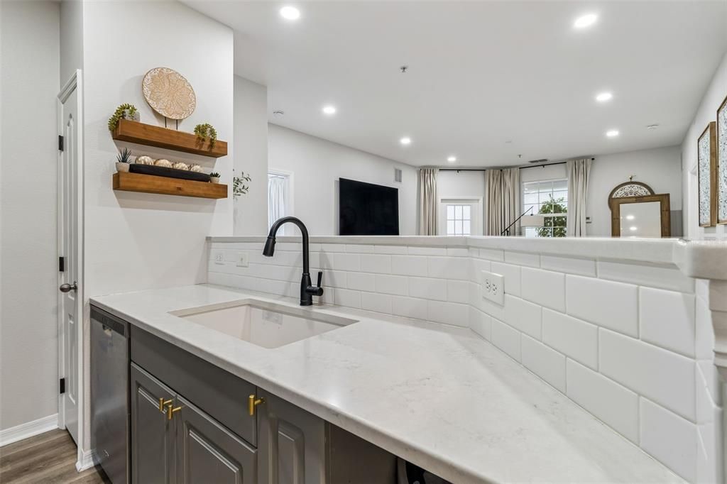 На продажу: $255,000 (2 спален, 2 ванн, 1121 Квадратных фут)