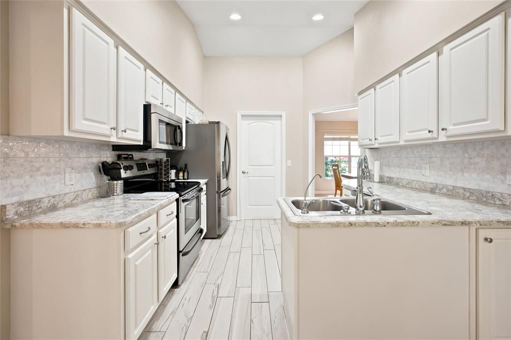 For Sale: $299,500 (3 beds, 2 baths, 2049 Square Feet)