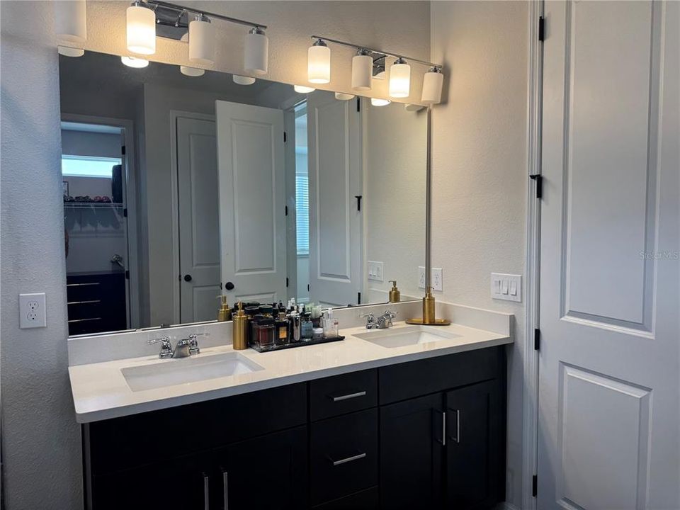 En Venta: $555,000 (3 camas, 2 baños, 2082 Pies cuadrados)