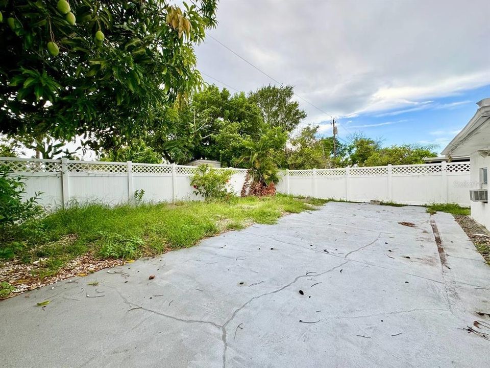 For Rent: $2,600 (6 beds, 2 baths, 1836 Square Feet)