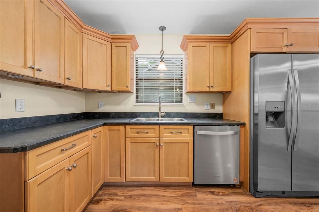 Activo con contrato: $270,000 (3 camas, 2 baños, 1361 Pies cuadrados)
