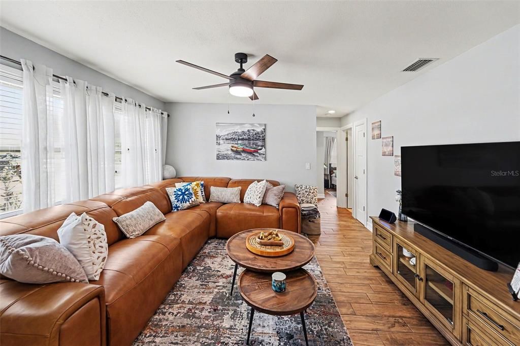 En Venta: $565,000 (3 camas, 2 baños, 1605 Pies cuadrados)