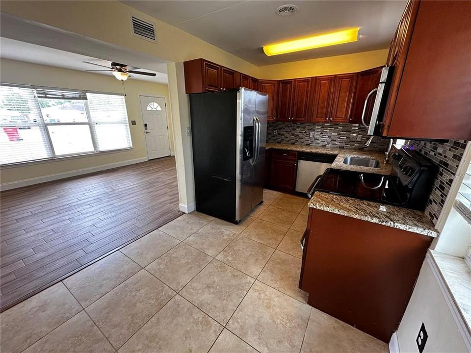 В аренду: $2,450 (3 спален, 2 ванн, 894 Квадратных фут)