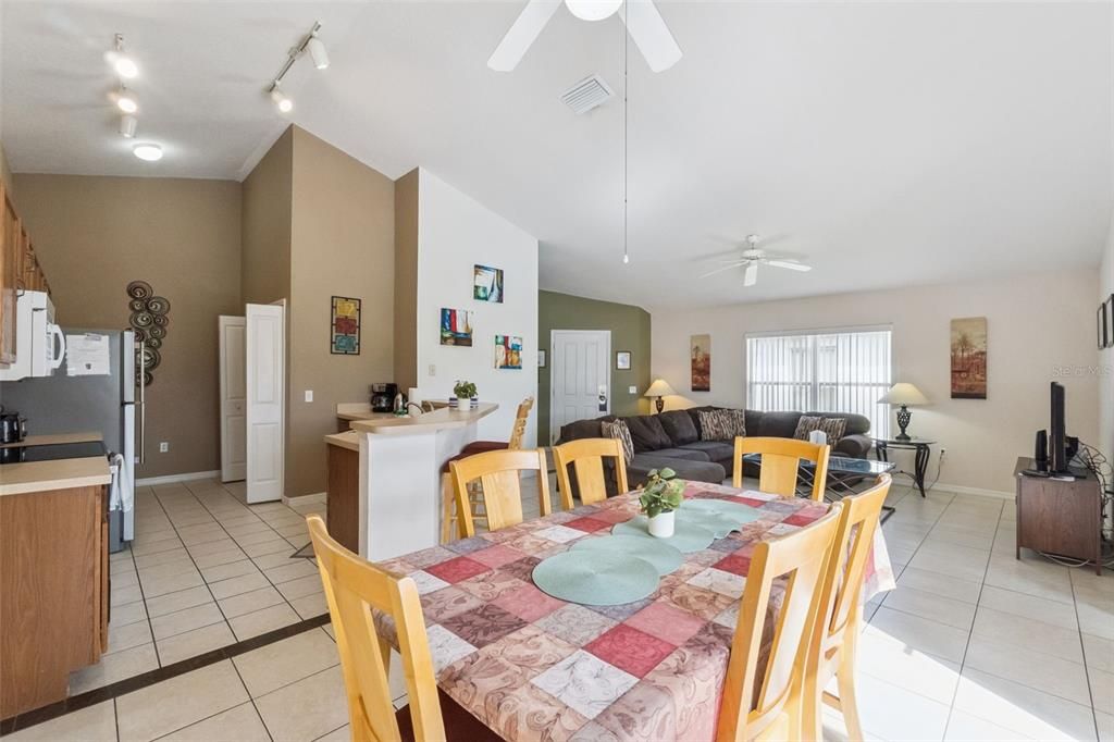En Venta: $374,999 (4 camas, 3 baños, 1731 Pies cuadrados)