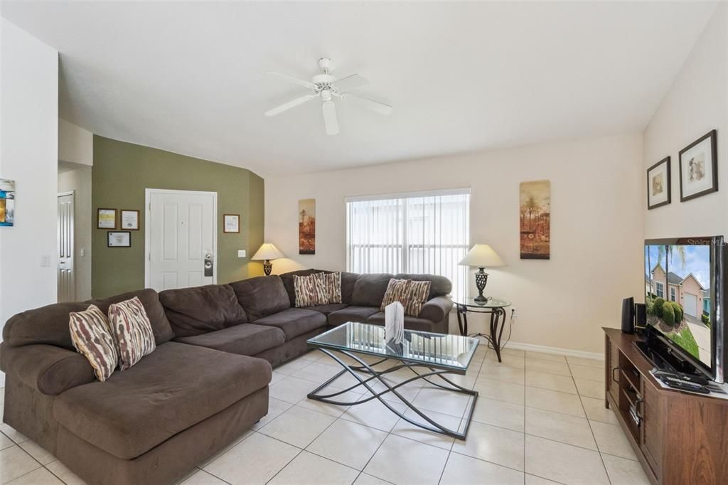 En Venta: $374,999 (4 camas, 3 baños, 1731 Pies cuadrados)