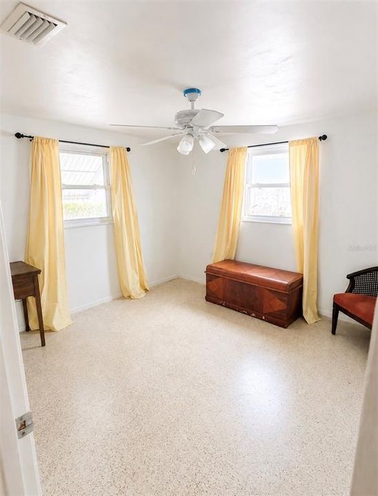Activo con contrato: $165,000 (2 camas, 1 baños, 1014 Pies cuadrados)