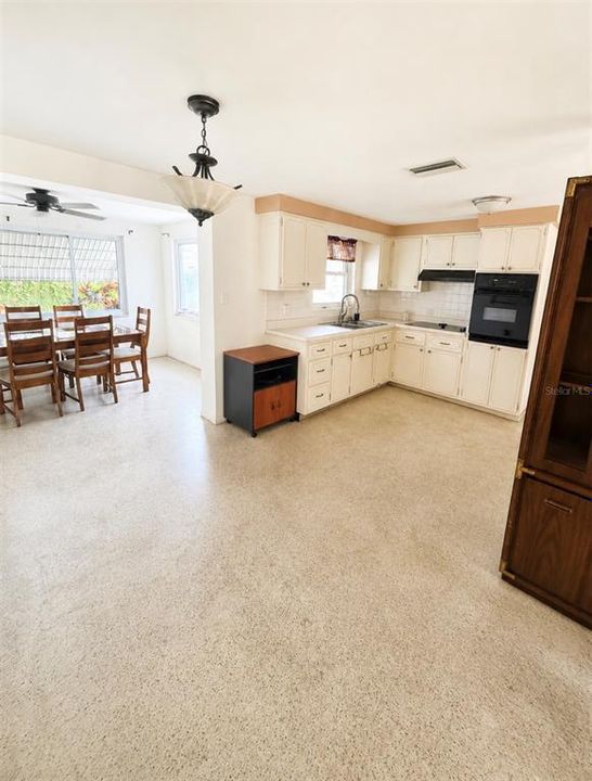 Activo con contrato: $165,000 (2 camas, 1 baños, 1014 Pies cuadrados)