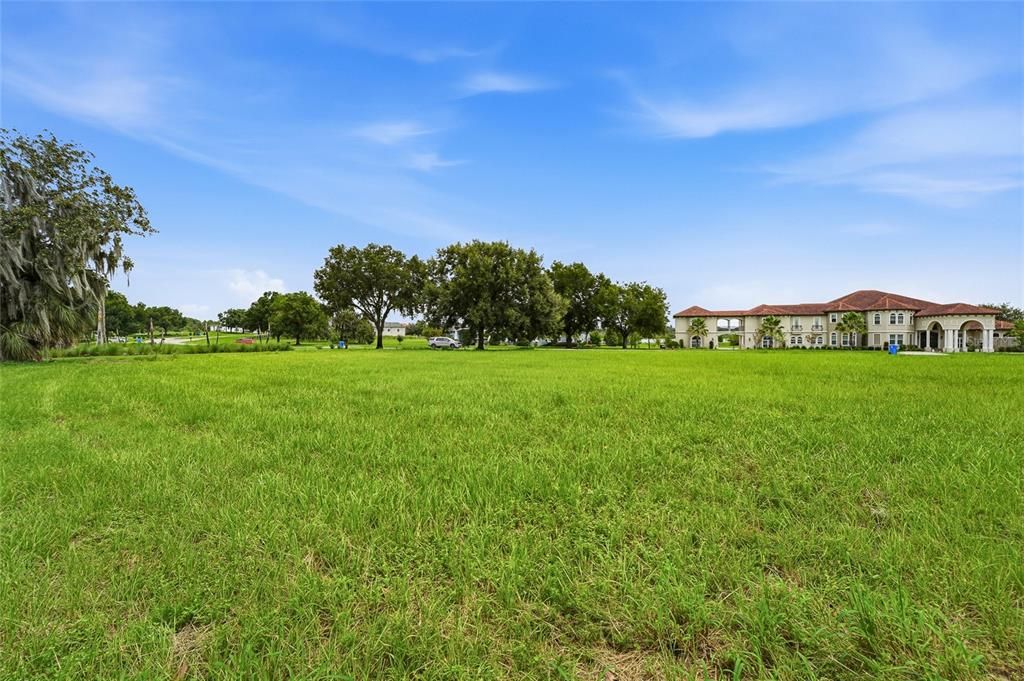 En Venta: $950,000 (2.05 acres)