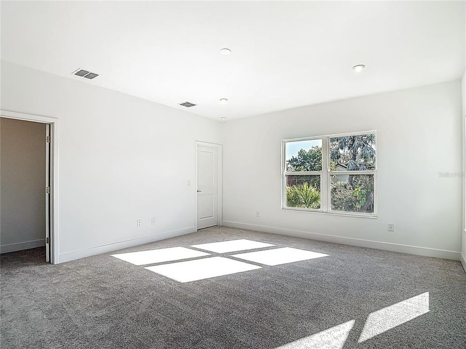 For Rent: $11,450 (5 beds, 4 baths, 3760 Square Feet)