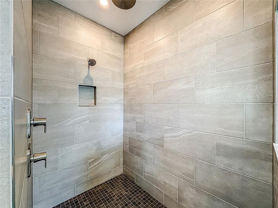 For Rent: $11,450 (5 beds, 4 baths, 3760 Square Feet)