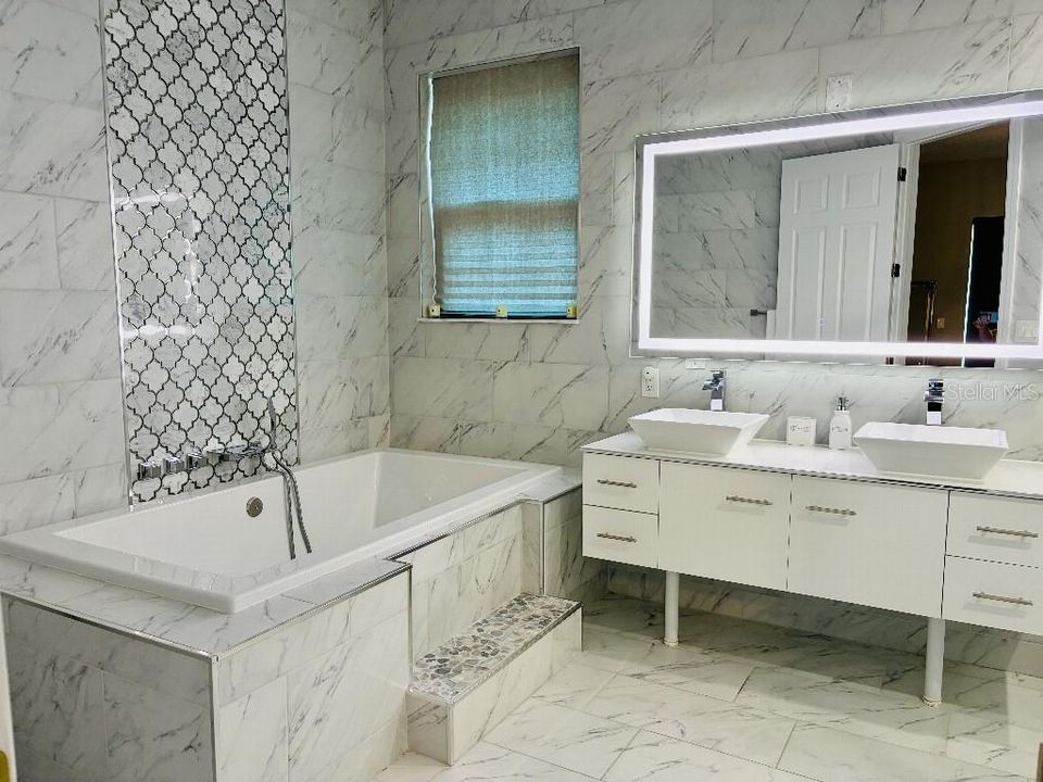 En Venta: $1,285,000 (4 camas, 4 baños, 3576 Pies cuadrados)