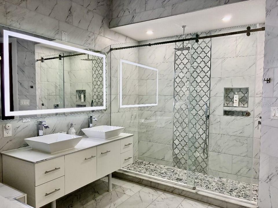 En Venta: $1,285,000 (4 camas, 4 baños, 3576 Pies cuadrados)