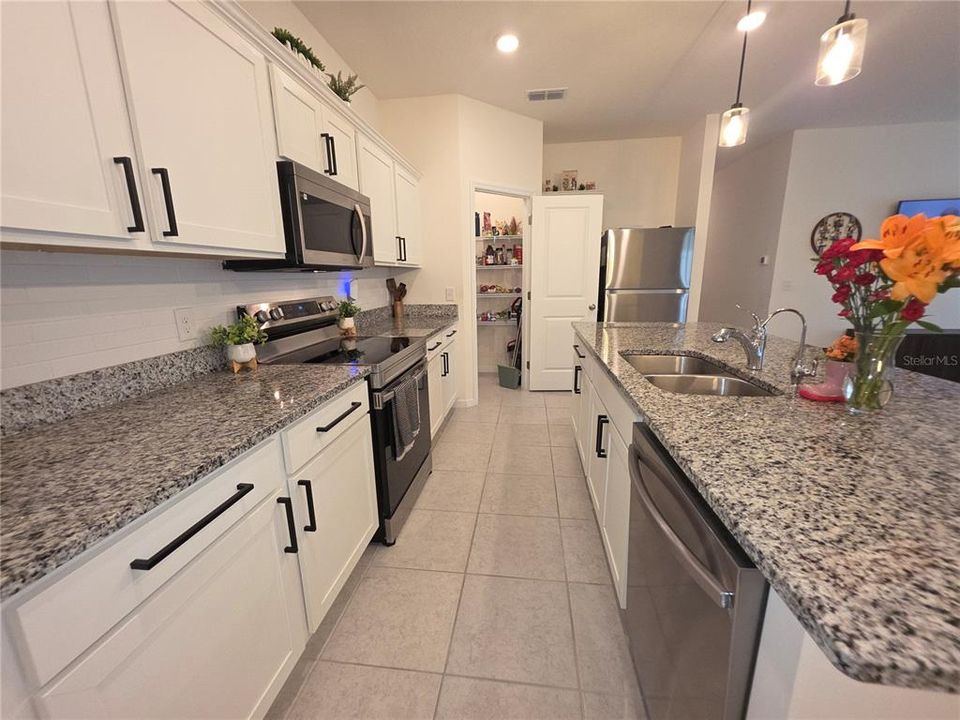 En Renta: $2,595 (4 camas, 2 baños, 1932 Pies cuadrados)