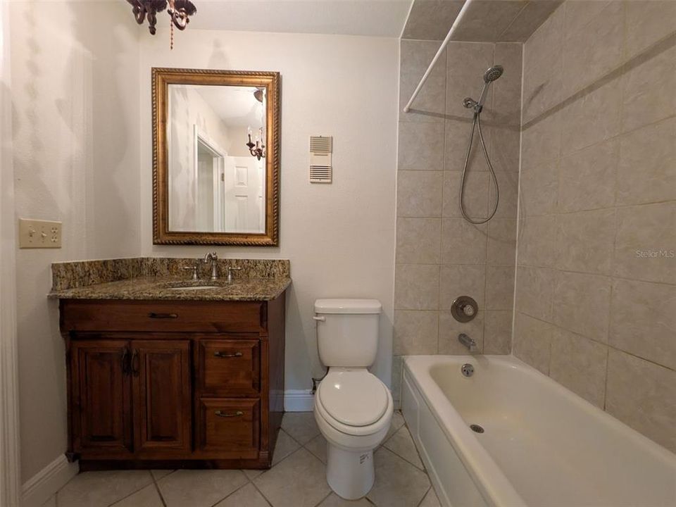 Activo con contrato: $180,000 (2 camas, 1 baños, 905 Pies cuadrados)