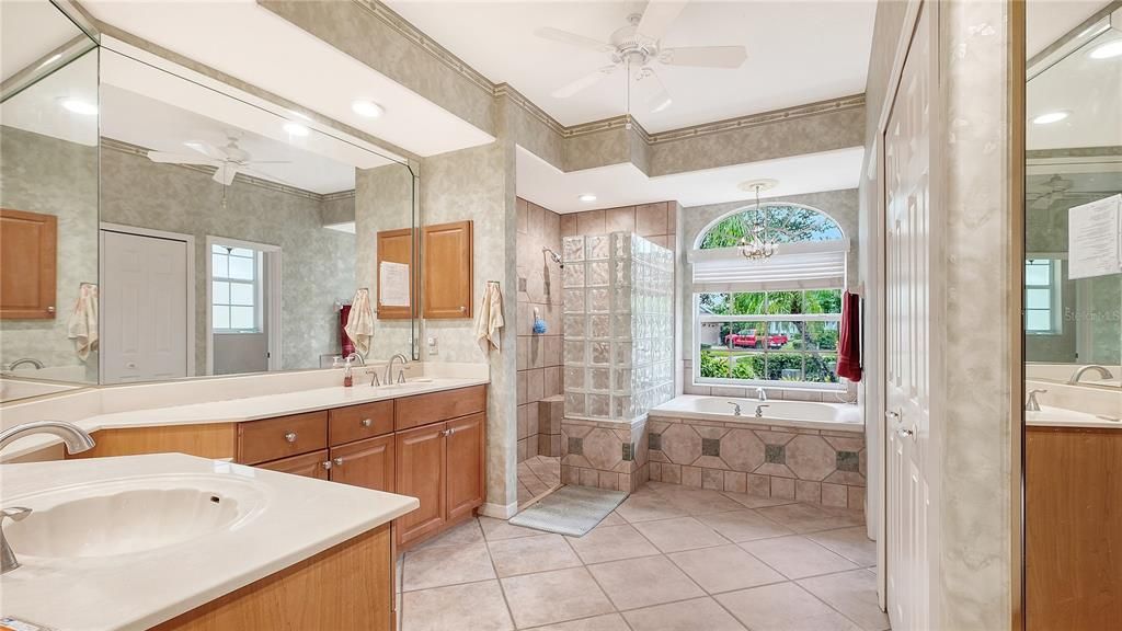 For Sale: $725,000 (4 beds, 3 baths, 2586 Square Feet)