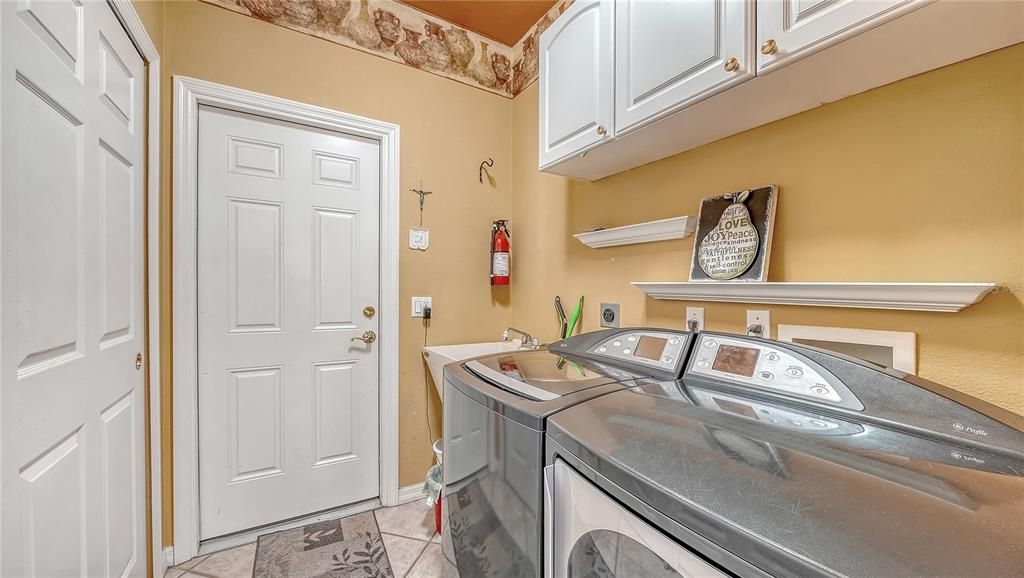 For Sale: $725,000 (4 beds, 3 baths, 2586 Square Feet)