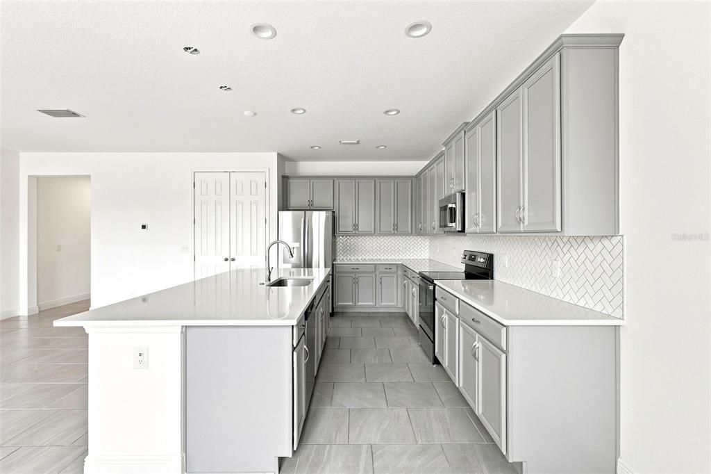 На продажу: $399,000 (4 спален, 2 ванн, 2080 Квадратных фут)