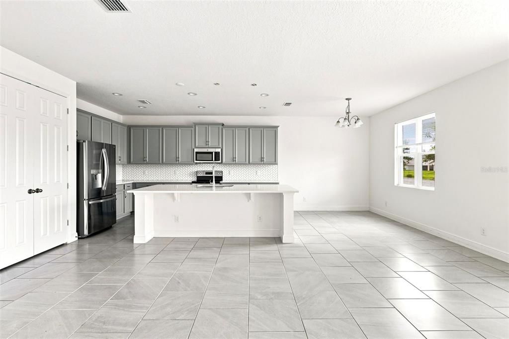 На продажу: $399,000 (4 спален, 2 ванн, 2080 Квадратных фут)